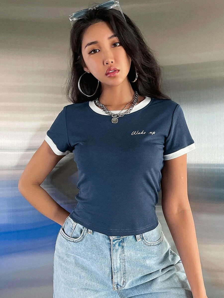 Camiseta con estampado de letra de cuello en contraste - Imagen 2