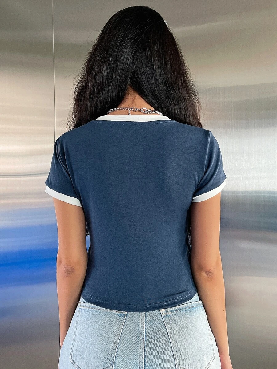 Camiseta con estampado de letra de cuello en contraste - Imagen 3