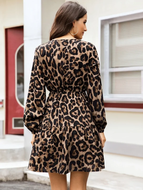 Vestido cruzado bajo con fruncido con estampado de leopardo - Imagen 2