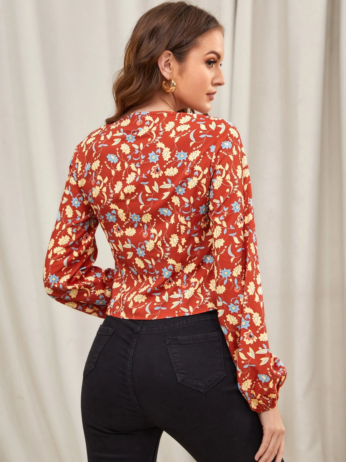 Top corto con estampado floral de manga farol con nudo delantero - Imagen 4