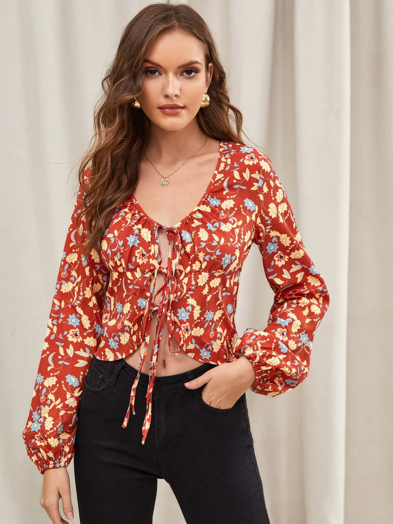 Top corto con estampado floral de manga farol con nudo delantero - Imagen 2