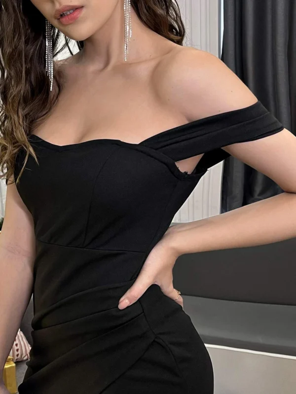 Vestido bajo cruzado de hombros descubiertos - Imagen 4