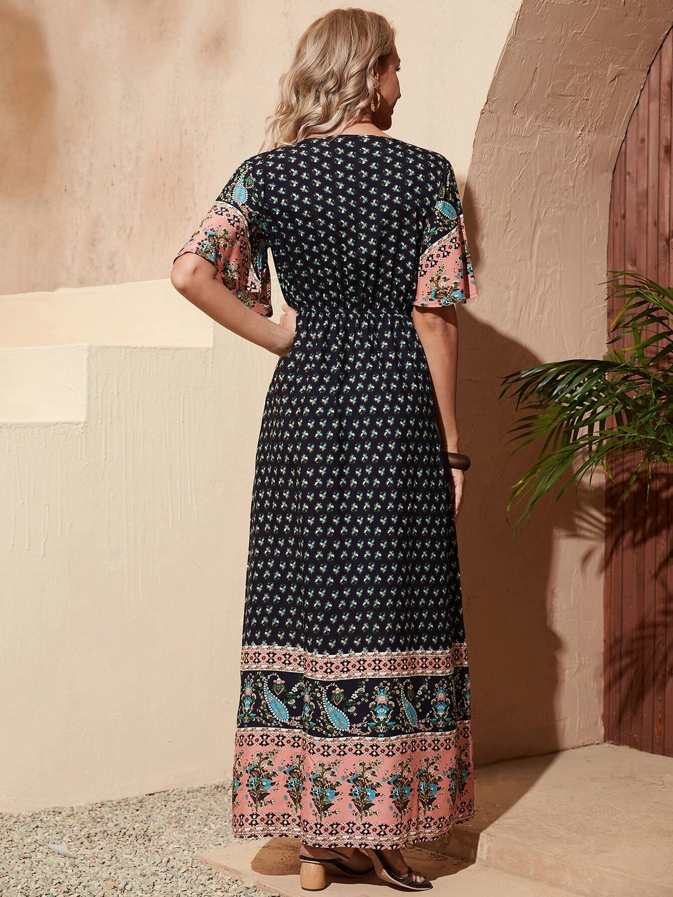 Vestido con estampado floral con paisley de manga mariposa - Imagen 5