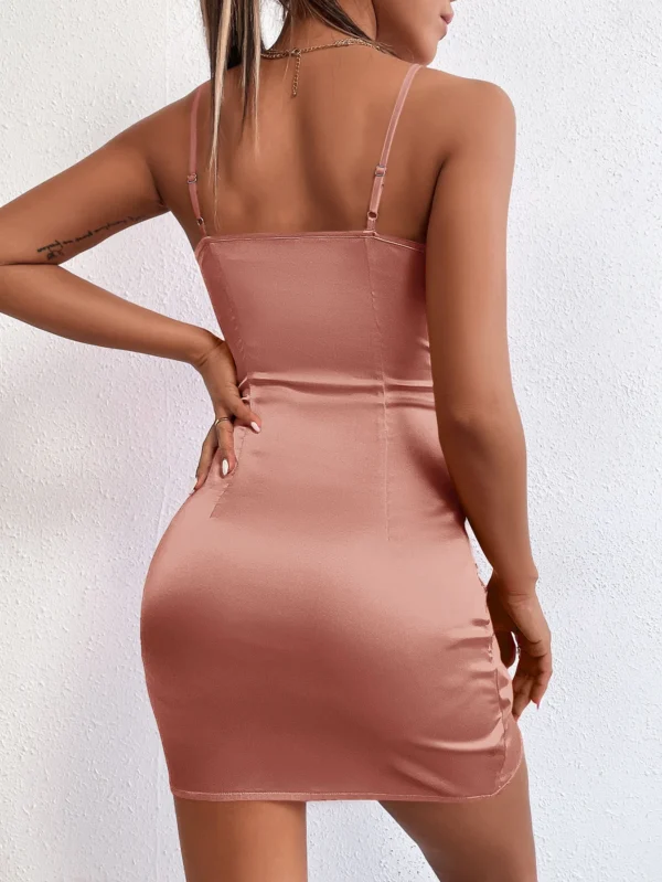 Vestido ajustado de tirantes fruncido lateral bajo tulip?n de sat?n - Imagen 5