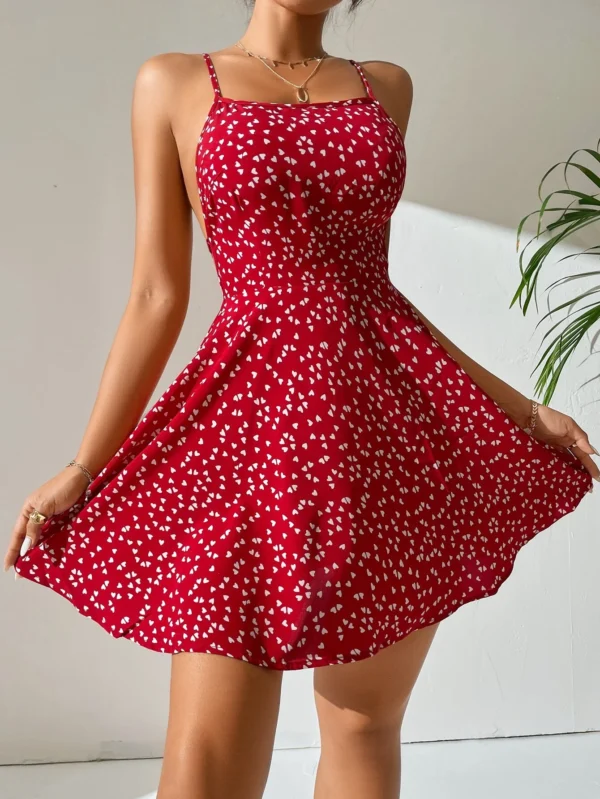 Vestido de tirantes con estampado de coraz?n de confeti con tira cruzada de espalda abierta con cord?n - Imagen 4