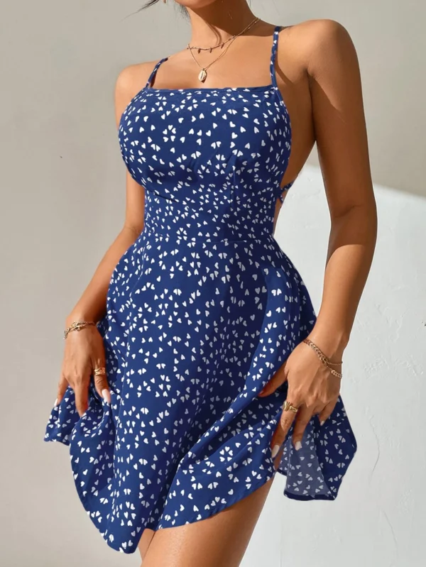 Vestido de tirantes con estampado de coraz?n con tira cruzada de espalda abierta con cord?n