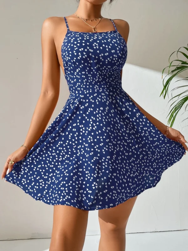 Vestido de tirantes con estampado de coraz?n con tira cruzada de espalda abierta con cord?n - Imagen 4