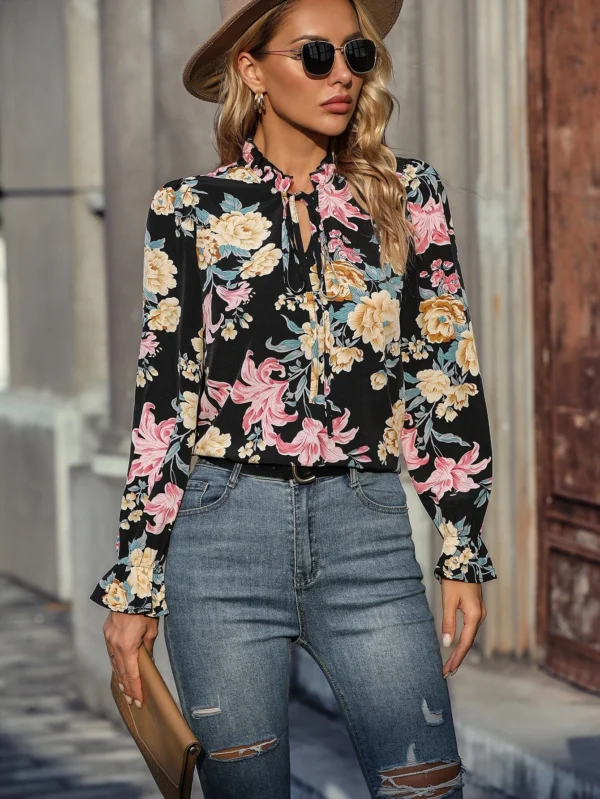 Blusa con estampado floral de cuello con cordon de manga con volante - Imagen 2