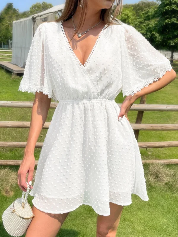 Vestido de lunares escote cruzado de manga con volante