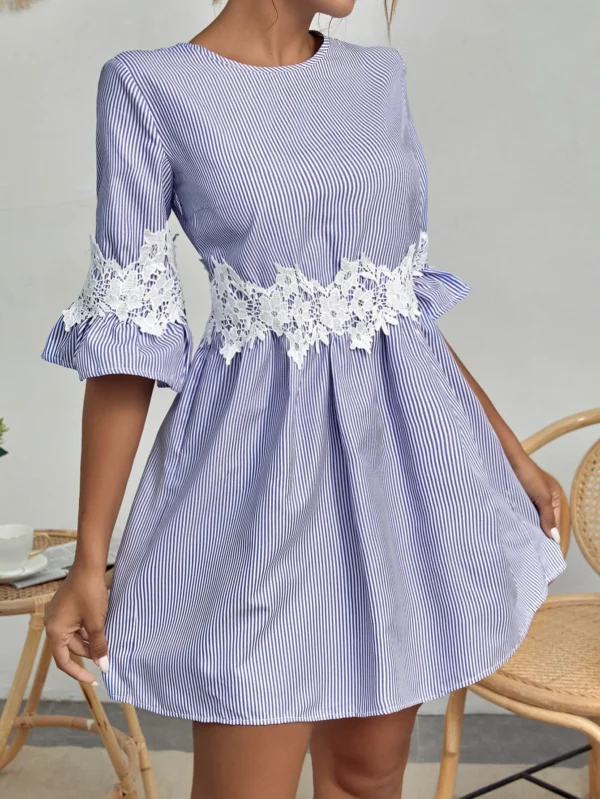 Vestido de rayas con encaje en contraste de manga con volante - Imagen 2
