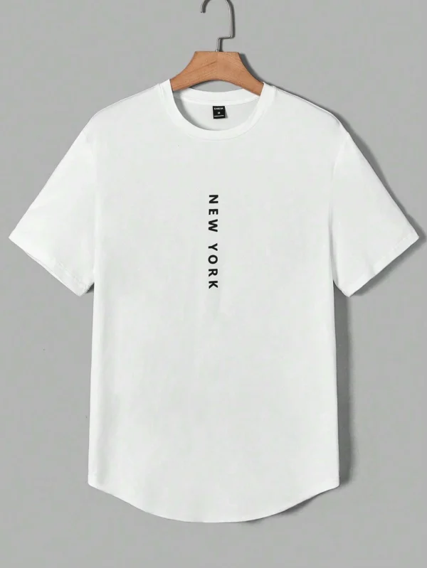 Camiseta con estampado de letra bajo curvo