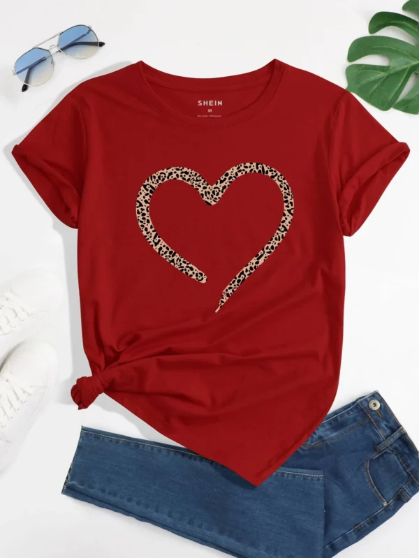 Camiseta con estampado de leopardo y coraz?n