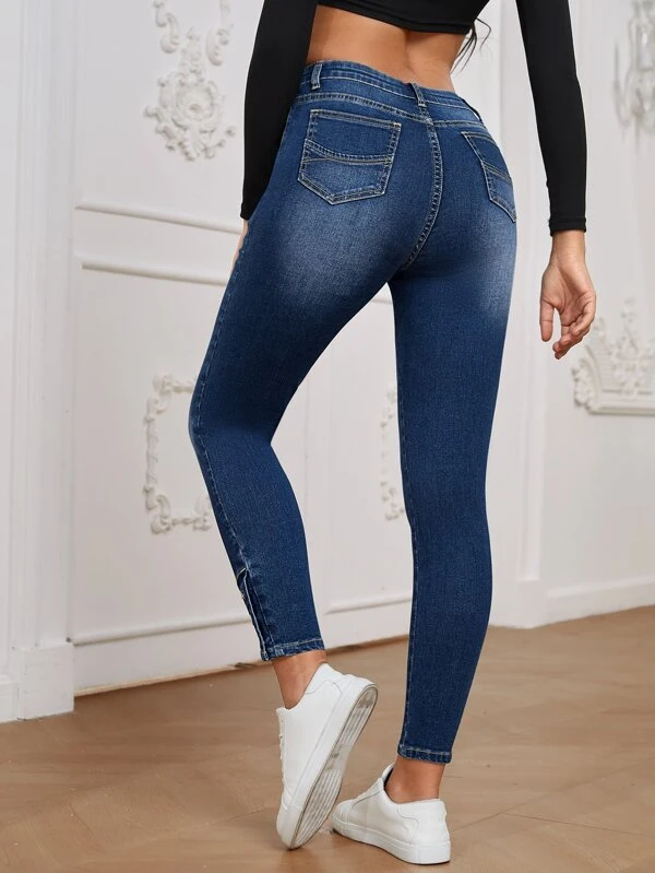 Jeans ajustados de talle alto con bot?n bajo - Imagen 2