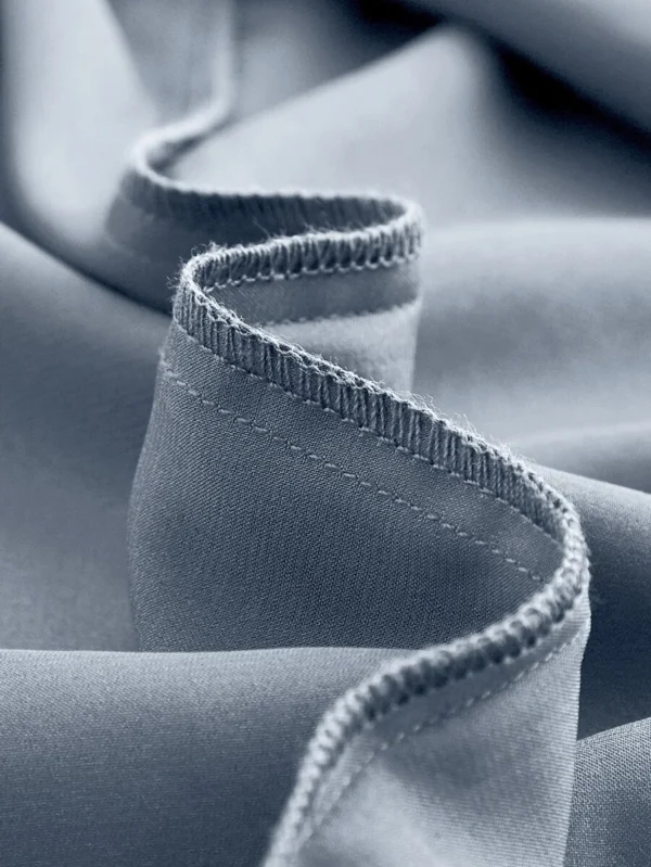 Vestido de tirantes unicolor fruncido de muslo con abertura de saten - Imagen 3