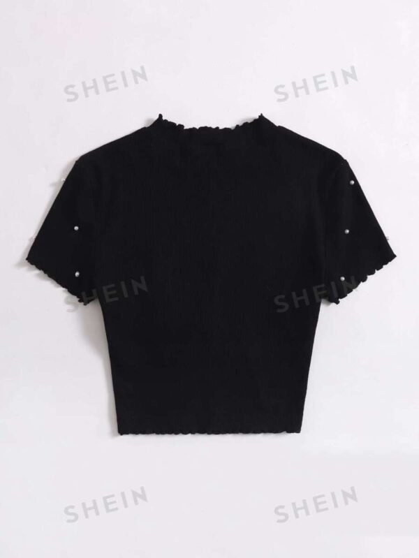 Camiseta corta con perlas con ribete de lechuga