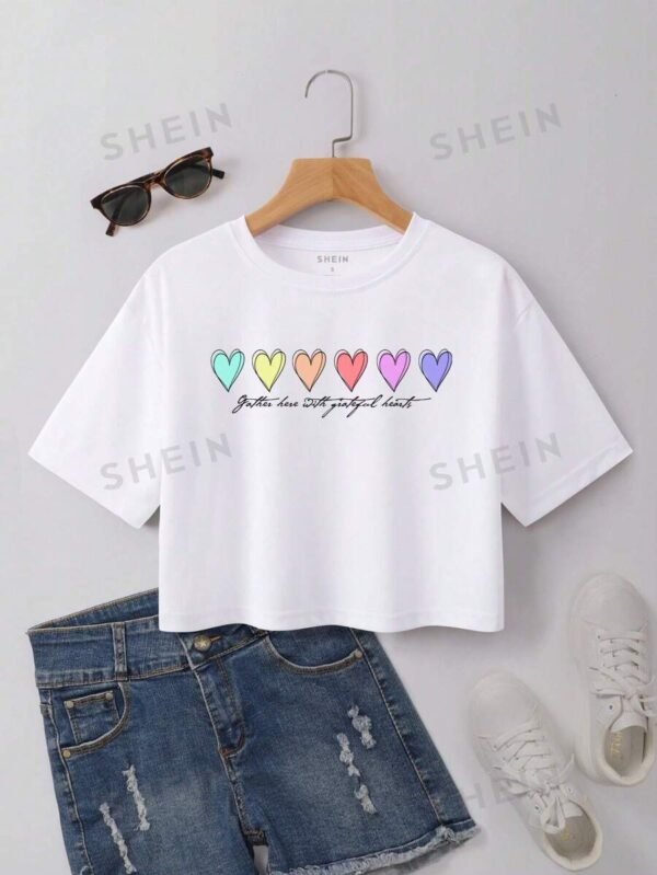 Camiseta crop con estampado de coraz?n y slogan