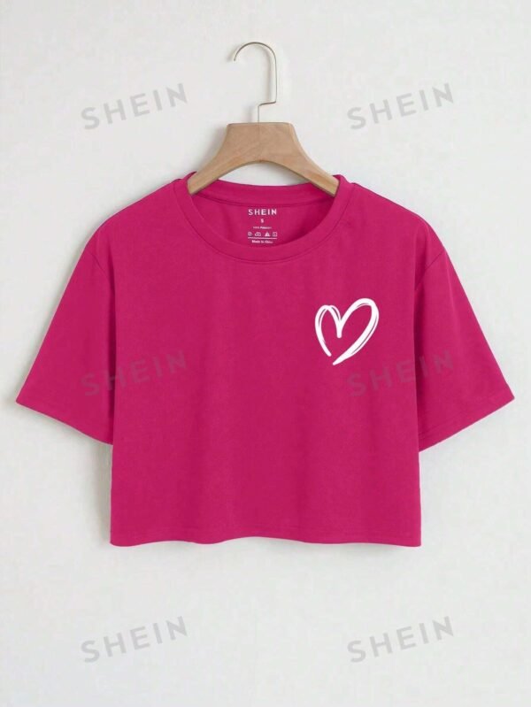 Camiseta crop con estampado de coraz?n
