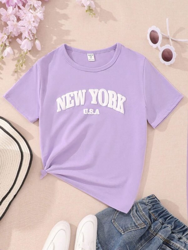 Camiseta morada con estampado de letra