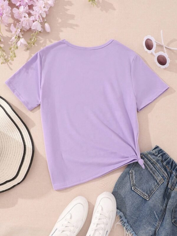 Camiseta morada con estampado de letra - Imagen 4