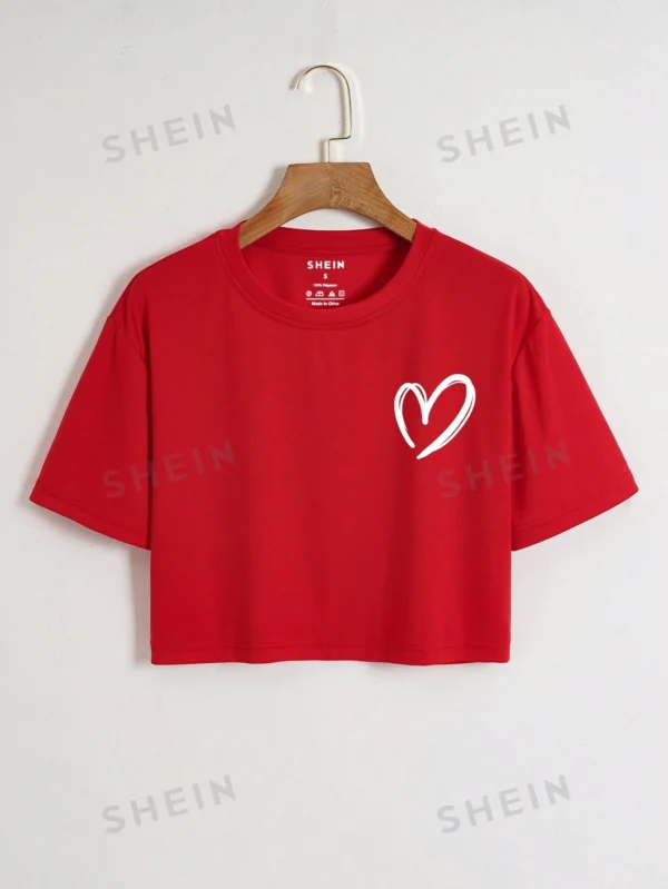 Camiseta crop con estampado de coraz?n