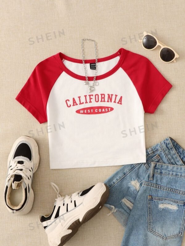 Camiseta crop con estampado de letra de manga ragl?n