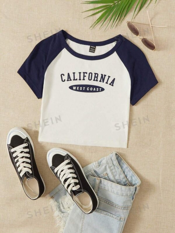 Camiseta crop con estampado de letra de manga ragl?n