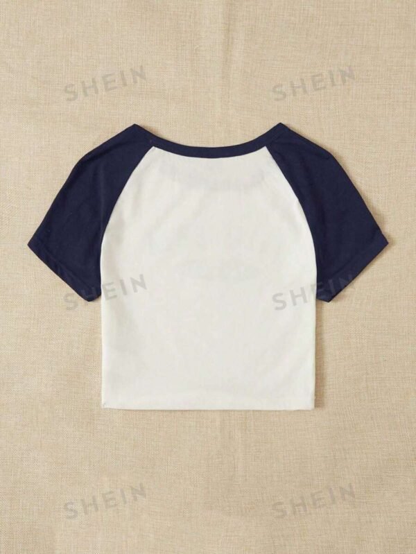 Camiseta crop con estampado de letra de manga ragl?n - Imagen 2