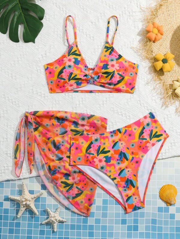 Chica adolescente Bañador bikini con estampado floral con falda de playa