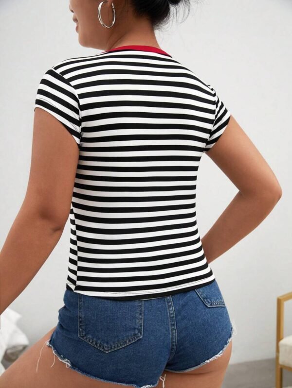 Camiseta con estampado de rayas de cuello redondo - Imagen 2