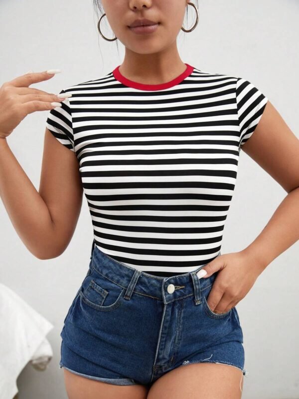 Camiseta con estampado de rayas de cuello redondo - Imagen 3