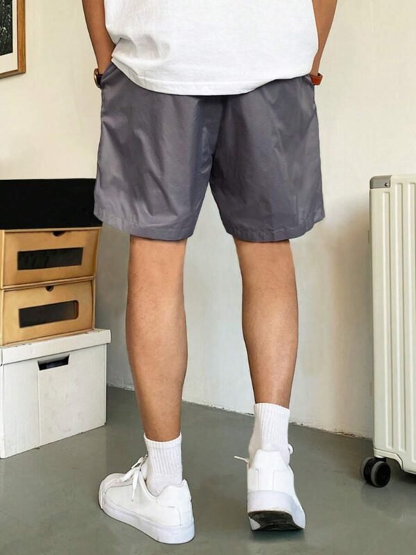 Shorts Holgados Para Hombres Con Bolsillos Inclinados Y Cintura Con Cordón - Imagen 2