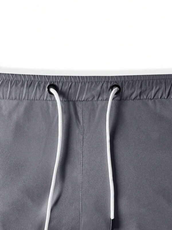 Shorts Holgados Para Hombres Con Bolsillos Inclinados Y Cintura Con Cordón - Imagen 3