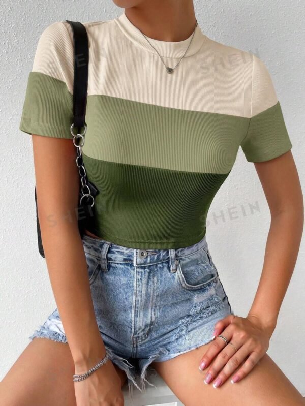 Camiseta de color combinado de cuello alto