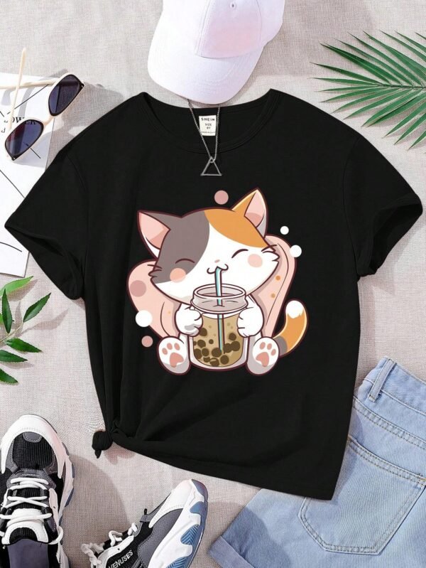 Camiseta negra imprescindible para el verano para chicas