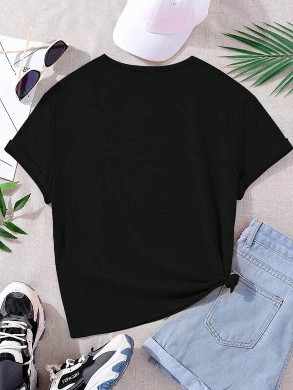 Camiseta negra imprescindible para el verano para chicas - Imagen 3
