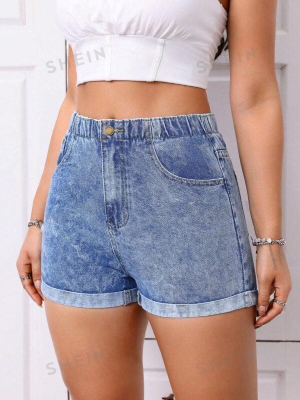 Shorts casuales de jean para mujer con dobladillo doblado y bolsillos - Imagen 2