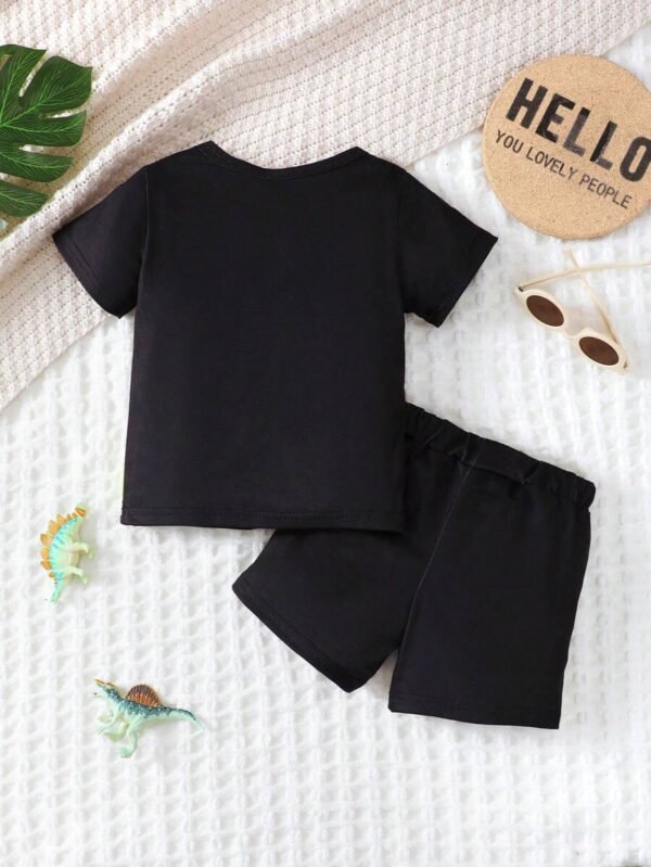 Conjunto de camiseta de manga corta con estampado de dinosaurio lindo y shorts - Imagen 2