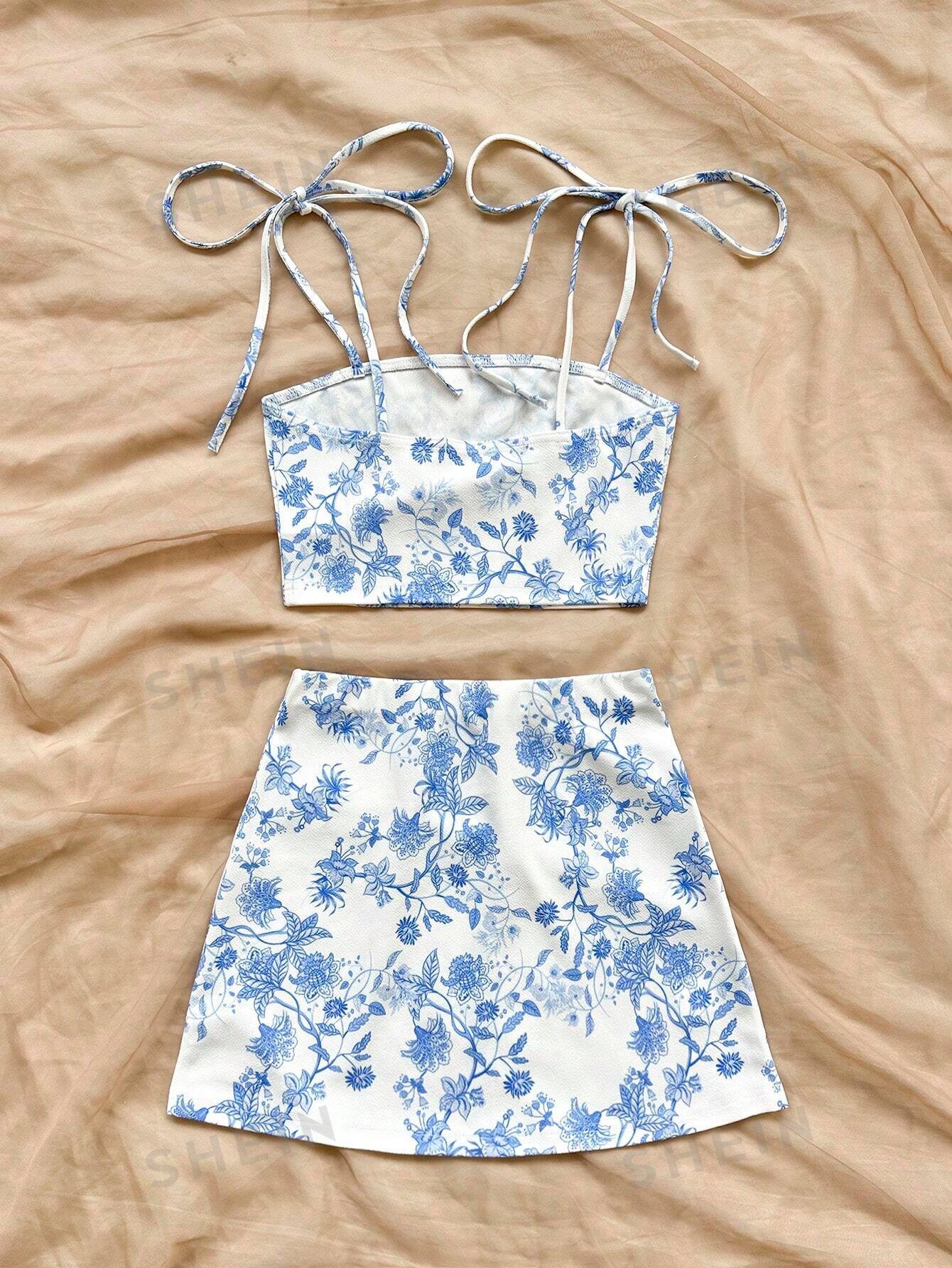Conjunto de falda con tiras de textura tejida con estampado de flores blanco y azul - Imagen 2