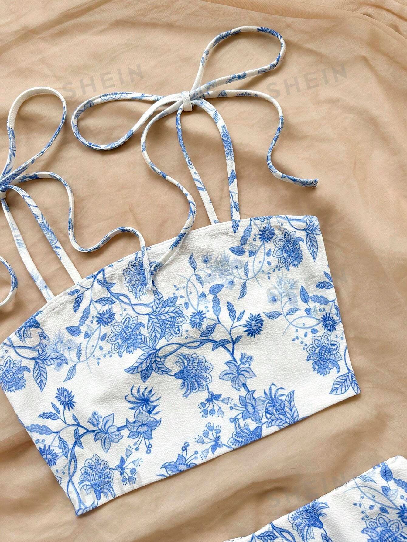 Conjunto de falda con tiras de textura tejida con estampado de flores blanco y azul - Imagen 3
