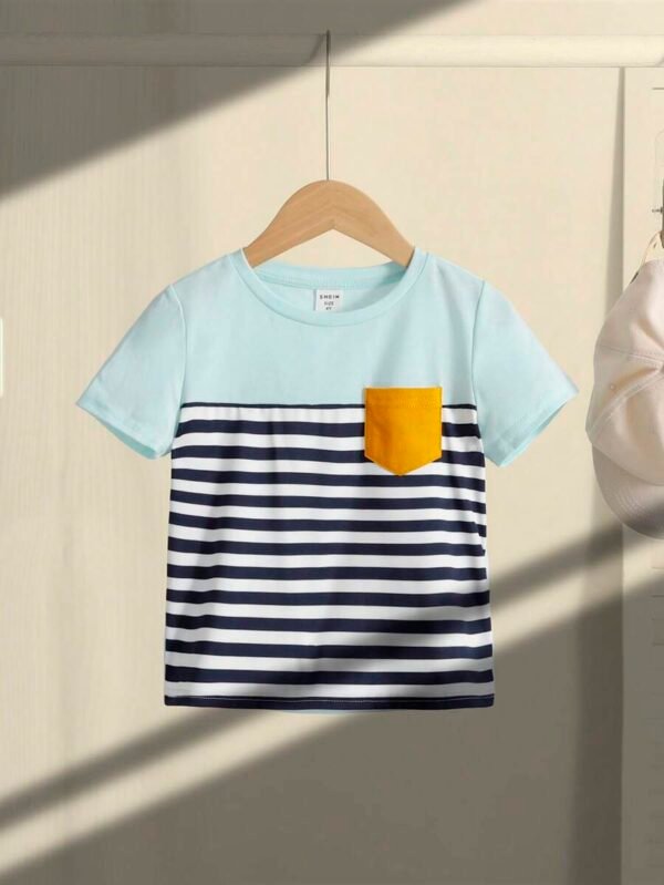 Camiseta de verano a rayas para niño joven con bolsillo frontal