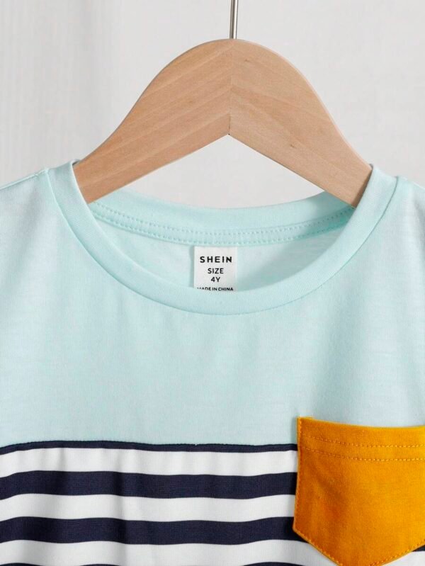 Camiseta de verano a rayas para niño joven con bolsillo frontal - Imagen 3