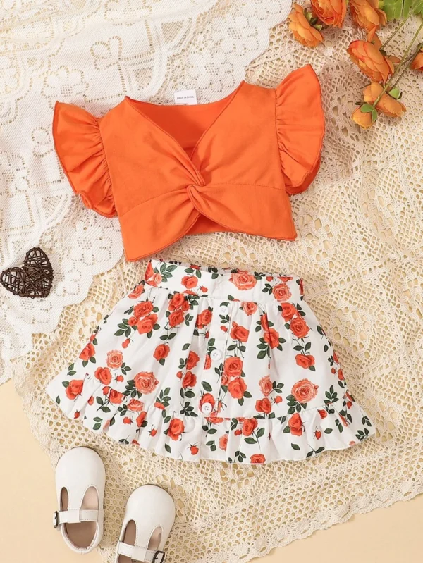 Blusa De Niña Con Borde De Volantes Y La Parte Delantera Torcida Y Falda Con Estampado Floral