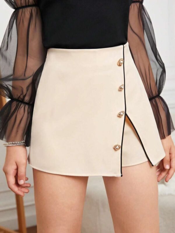 Skort unido en contraste con botón delantero