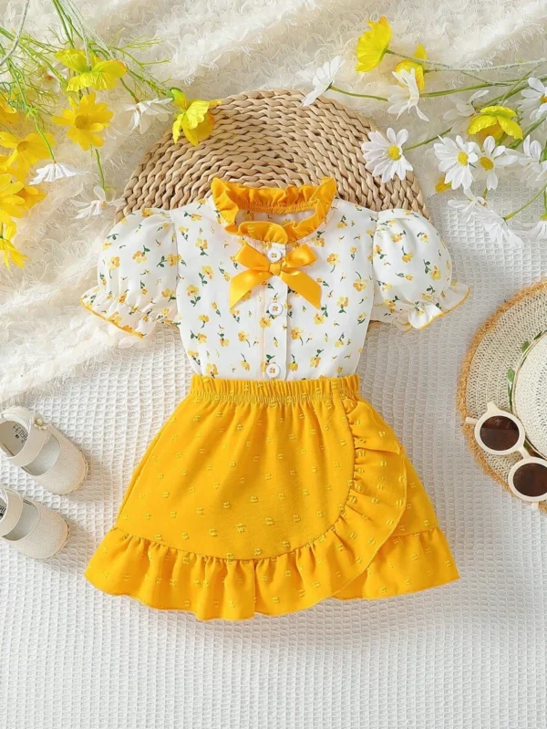 Conjunto de blusa de manga de globos con impresión floral y falda con dobladillo de volantes
