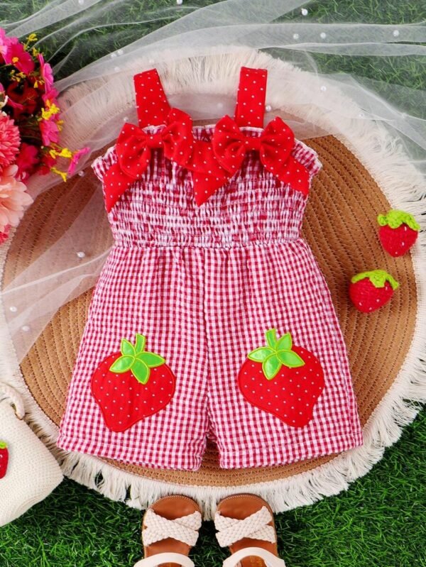 Mono de verano para bebé niña con detalles de lazo y decoración de parches de fresa a cuadros