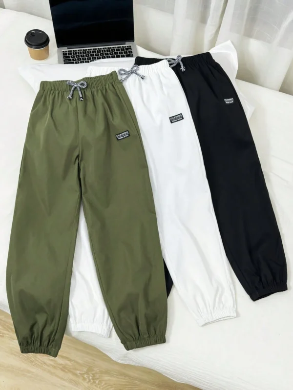 Joggers informales de corte holgado con impresión de letras