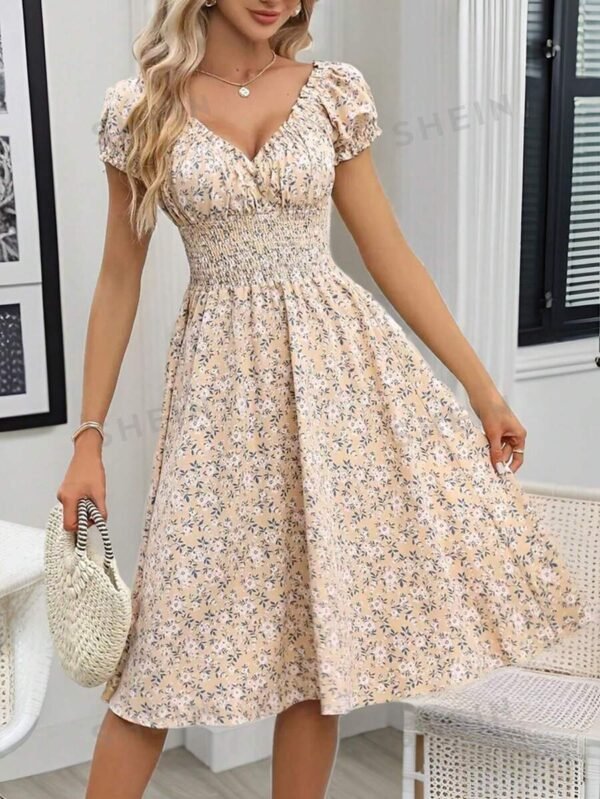 Vestido de mujer con estampado floral discreto, cuello en V y cintura ajustable