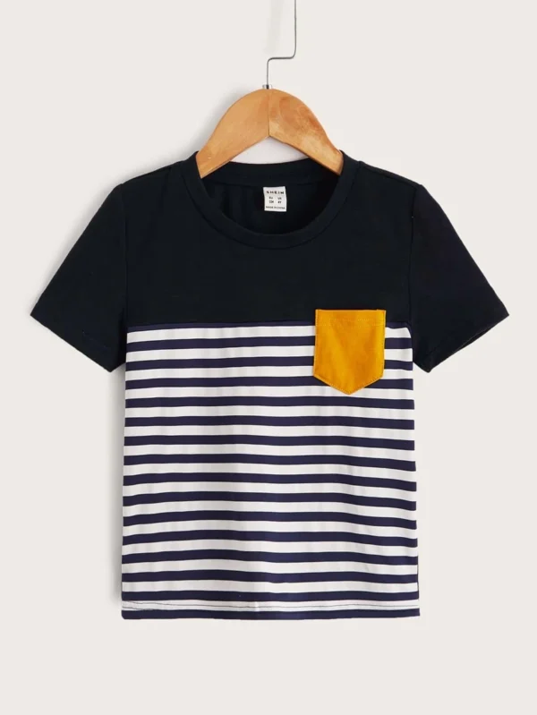 Camiseta con estampado de rayas y bolsillo con parche