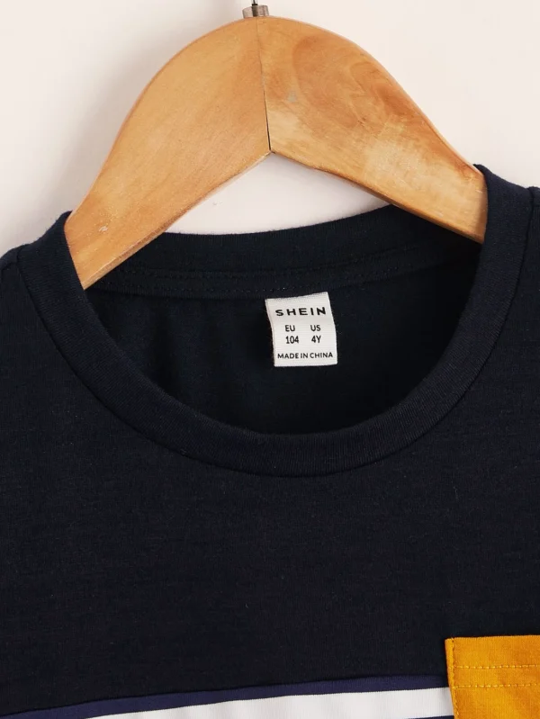 Camiseta con estampado de rayas y bolsillo con parche - Imagen 3