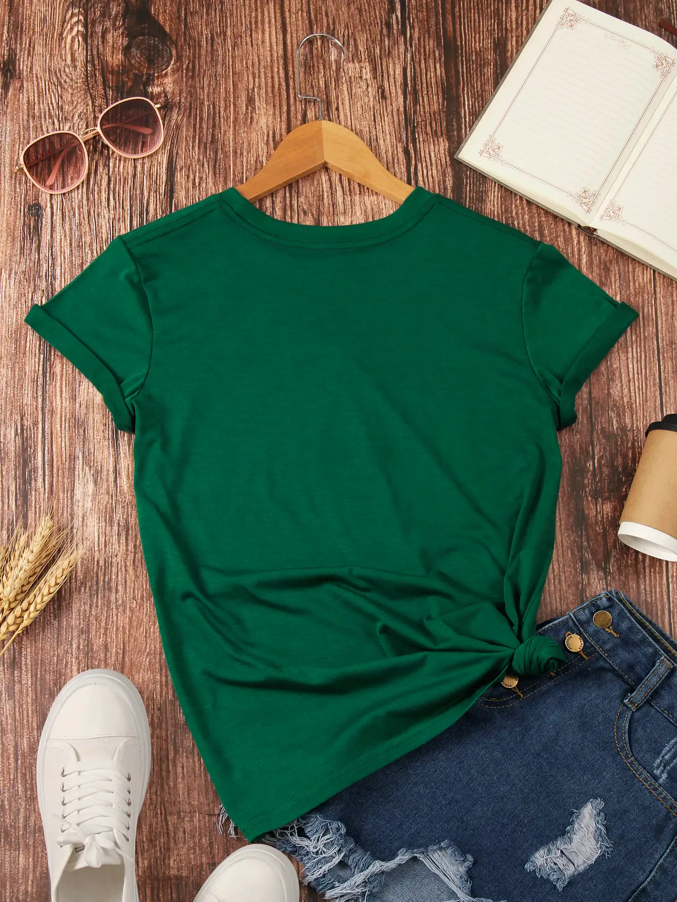 Camiseta con gráfico de abeja y eslogan "No te preocupes, sé feliz" - Imagen 2